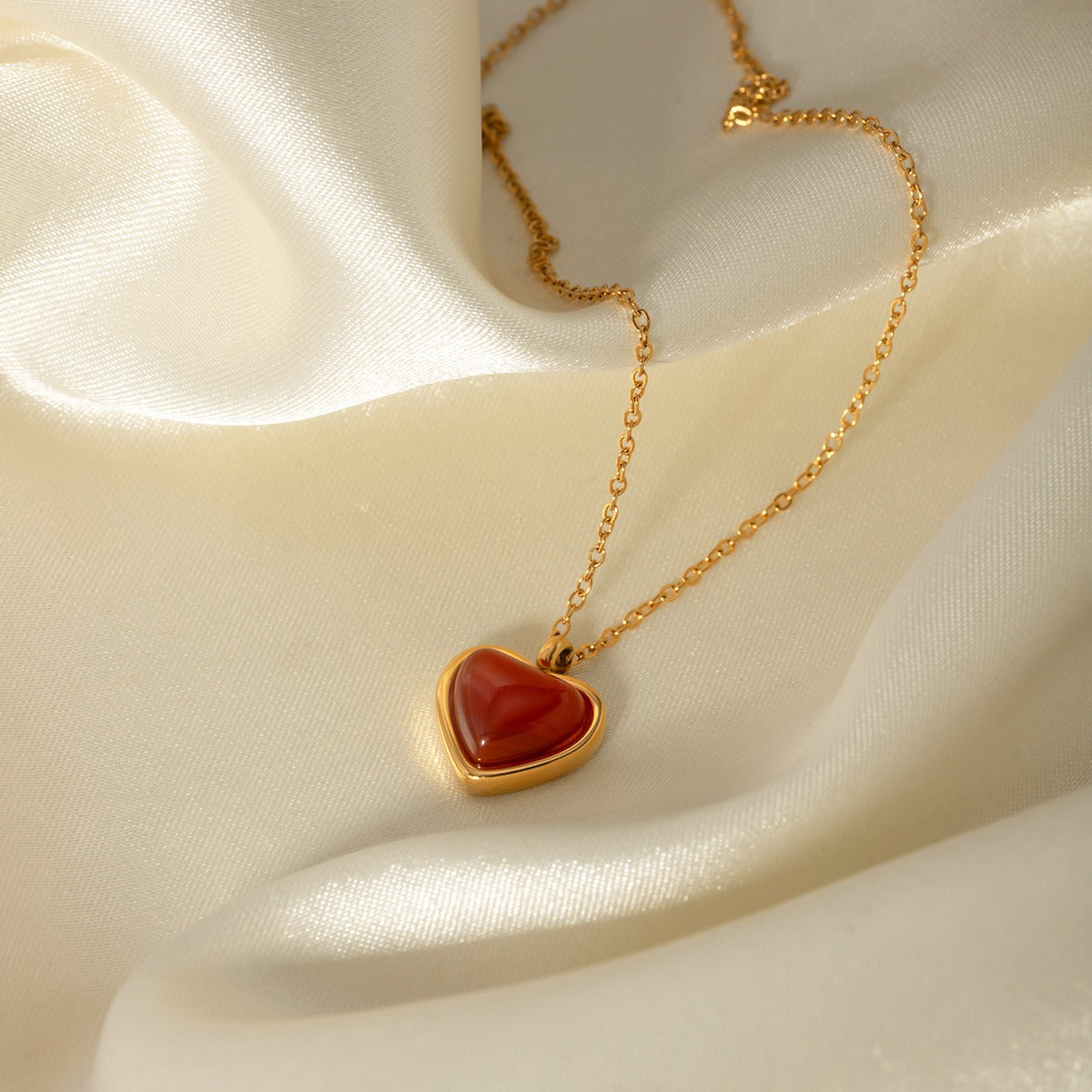 18K gold light luxury fashion love inlaid red agate design pendant necklace